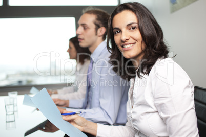 Schöne Geschäftsfrau im Büro