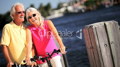 Seniorenpaar mit Fahrräder