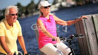 Seniorenpaar mit Fahrräder