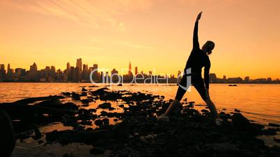 Yogaübung bei Sonnenuntergang
