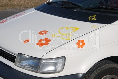 Kotflügel und Motorhaube mit Blumen und Schmetterlingen