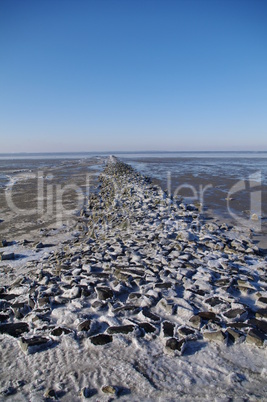 Wattenmeer bei Ebbe im Winter mit weitem Blick zum Horizont
