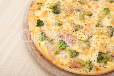 Pizza mit Sauce Hollandaise