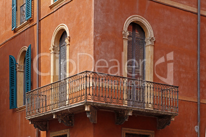 Verona, Fassadendetail mit Balkon, Venetien, Italien