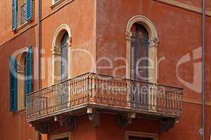 Verona, Fassadendetail mit Balkon, Venetien, Italien