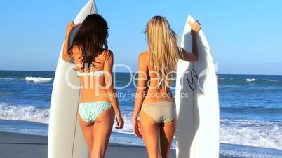 Zwei Frauen mit Surfbrettern