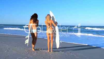 Zwei Mädchen gehen Surfen