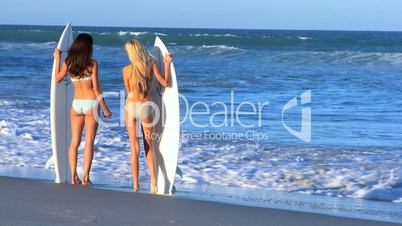 Zwei Mädchen gehen Surfen