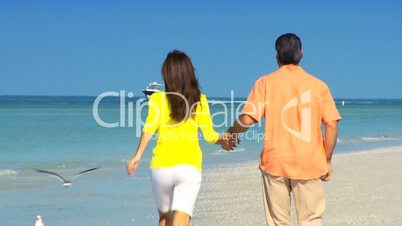 Paar rennt am Strand