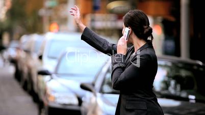 Geschäftsfrau am Strassenrand