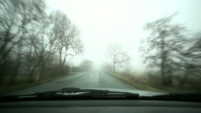 Landstraße und Fahrt im Nebel