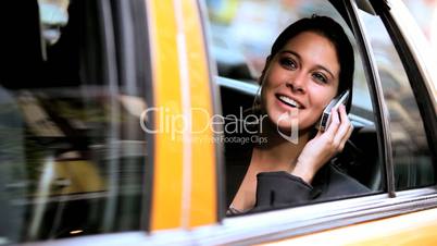 Geschäftsfrau im Taxi