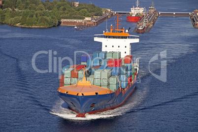 Containerschiff auf dem Nord-Ostsee-Kanal in Kiel