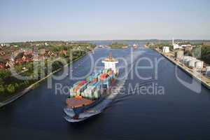 Schiffe auf dem Nord-Ostsee-Kanal bei Holtenau, Kiel
