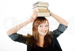 Junge Frau trägt Bücher au dem Kopf 419