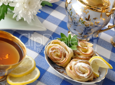 Rosettes from apples and dough