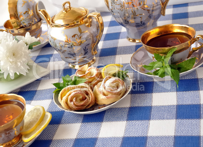 Rosettes from apples and dough