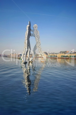 Molecule Men auf der Spree in Berlin