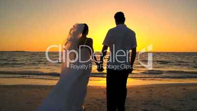 Brautpaar  bei Sonnenuntergang