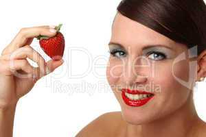 lachende Frau mit Erdbeere