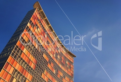 Bürogebäude mit Sonnenschutz an den Fenstern