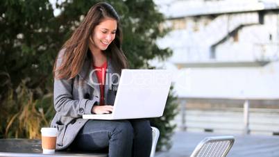 Studentin mit Laptop