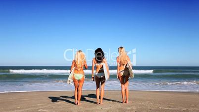 Mädchen mit Surfboards