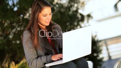 Studentin mit Laptop