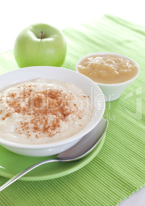Milchreis und Apfelmus / rice pudding with applesauce