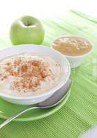 Milchreis und Apfelmus / rice pudding with applesauce