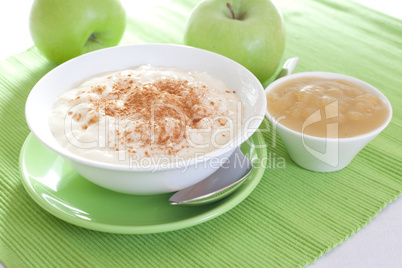 Milchreis mit Apfelmus / rice pudding with apple sauce