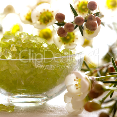 Badesalz und Blumen / bath salt and flowers