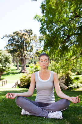 Junge Frau macht Yoga im Park
