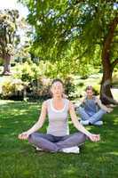 Pärchen macht Yoga im Park