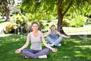 Pärchen macht Yoga im Park