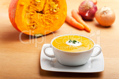 Kürbissuppe in einer weißen Suppentasse