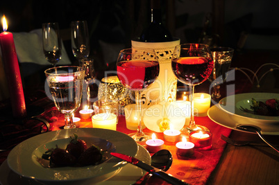Gedeckter Tisch romantischer Abend