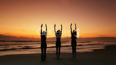 Yoga bei Sonnenuntergang