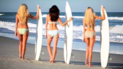 Mädchen mit Surfbrettern