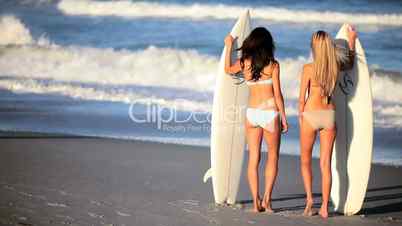 Mädchen mit Surfbrettern