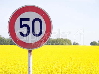 Geschwindikeitsbegrenzung,Rapsfeld im Hintergrund Geschwindikeitsbegrenzung,Rapsfeld im Hintergrund