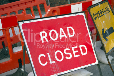 Road closed, Baustellenschild in Großbritannien