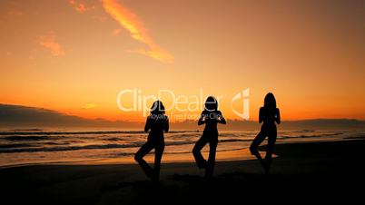 Yoga bei Sonnenuntergang