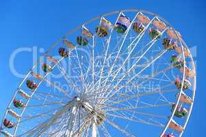 Karussel auf dem Frühlingsfest vor blauen Himmel