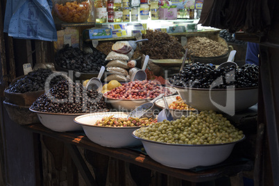 Oliven in der Medina von Fez in Marokko