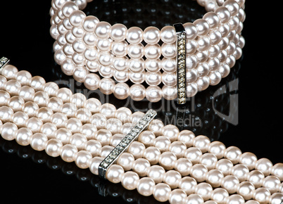 A pearl bracelet and a necklace (close-up)