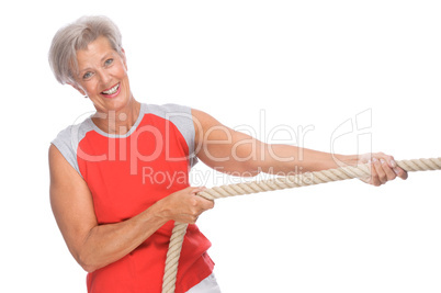 Seniorin zieht am Seil