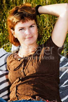 Frau liegt in der Wiese und geniesst die Herbstsonne 709