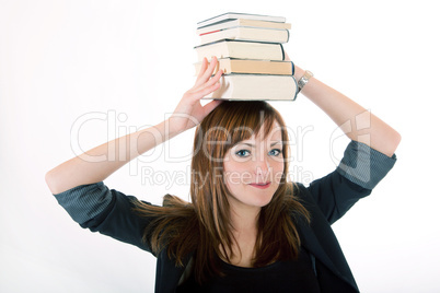 Junge Frau trägt Bücher au dem Kopf 420