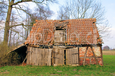 Alter Stall mit roten Dachziegeln, Teilfachwerk und Holztoren